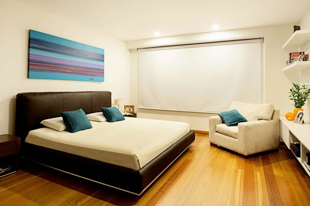 habitación con cortinas blackout