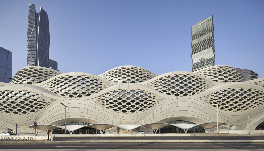 Estación de Metro KAFD: Diseño Futurista en Riad