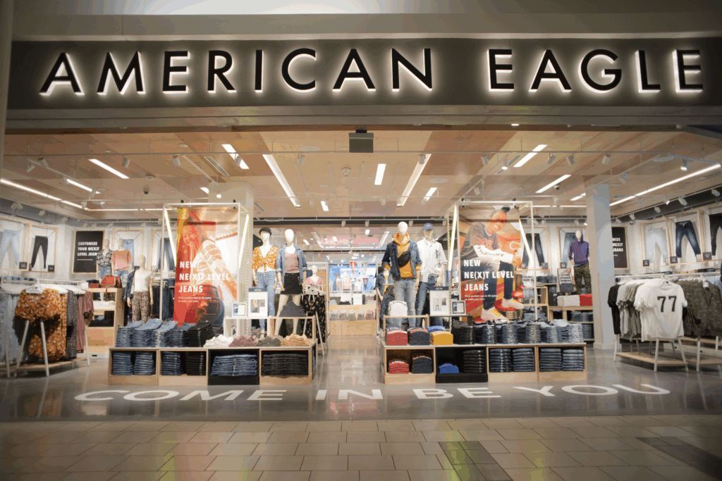 American Eagle Outfitters retira pronósticos tras pérdidas