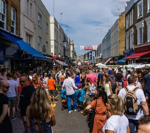 Turismo en Notting Hill: Vecinos Pintan de Negro Fachadas
