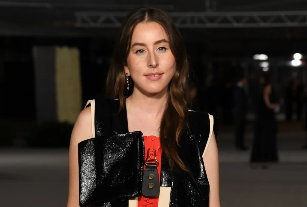 Alana Haim se Une a Aubrey Plaza en The Heidi Fleiss Story
