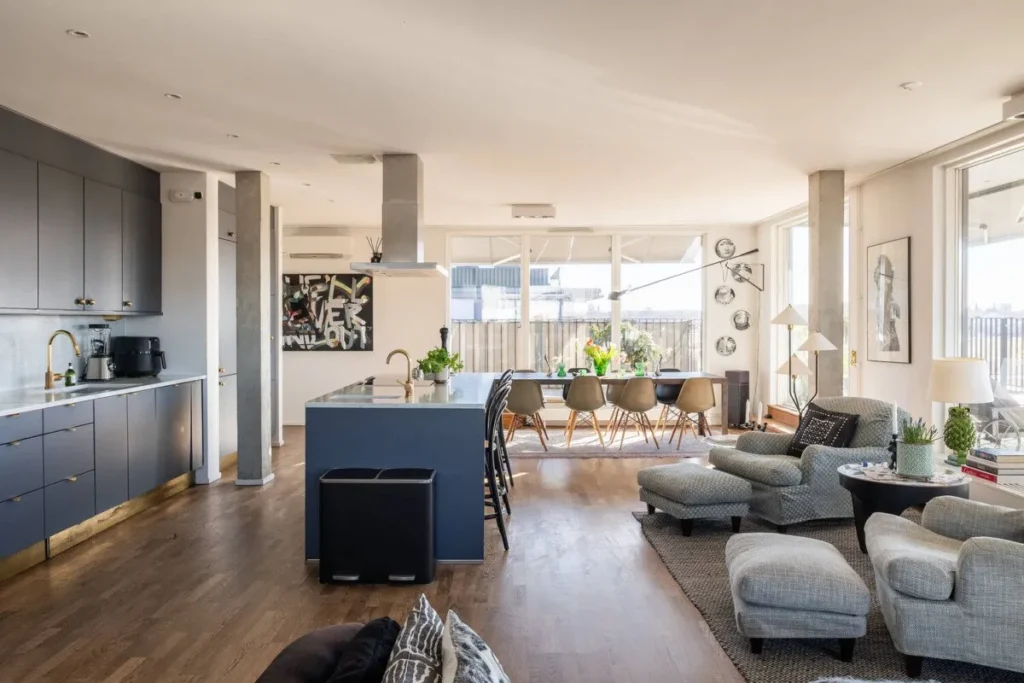 Modernización de Dúplex: Un Espacio Renovado y Luminoso