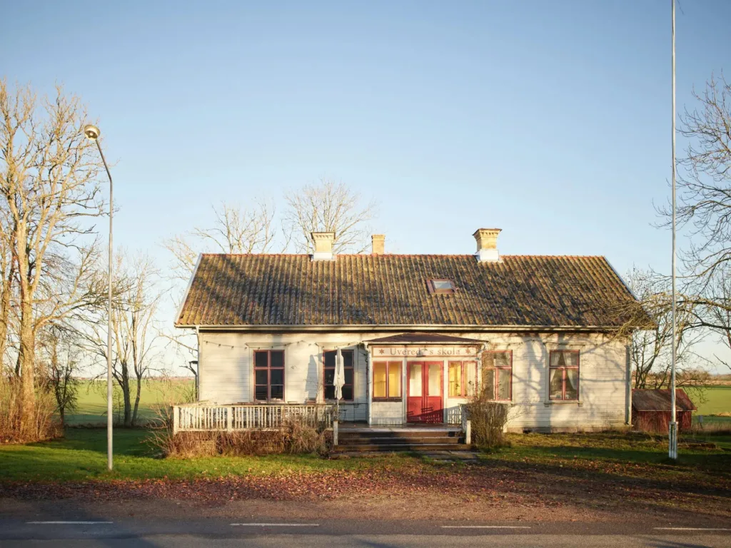 Escuela Sueca Restaurada: Un Refugio de Historia y Estilo