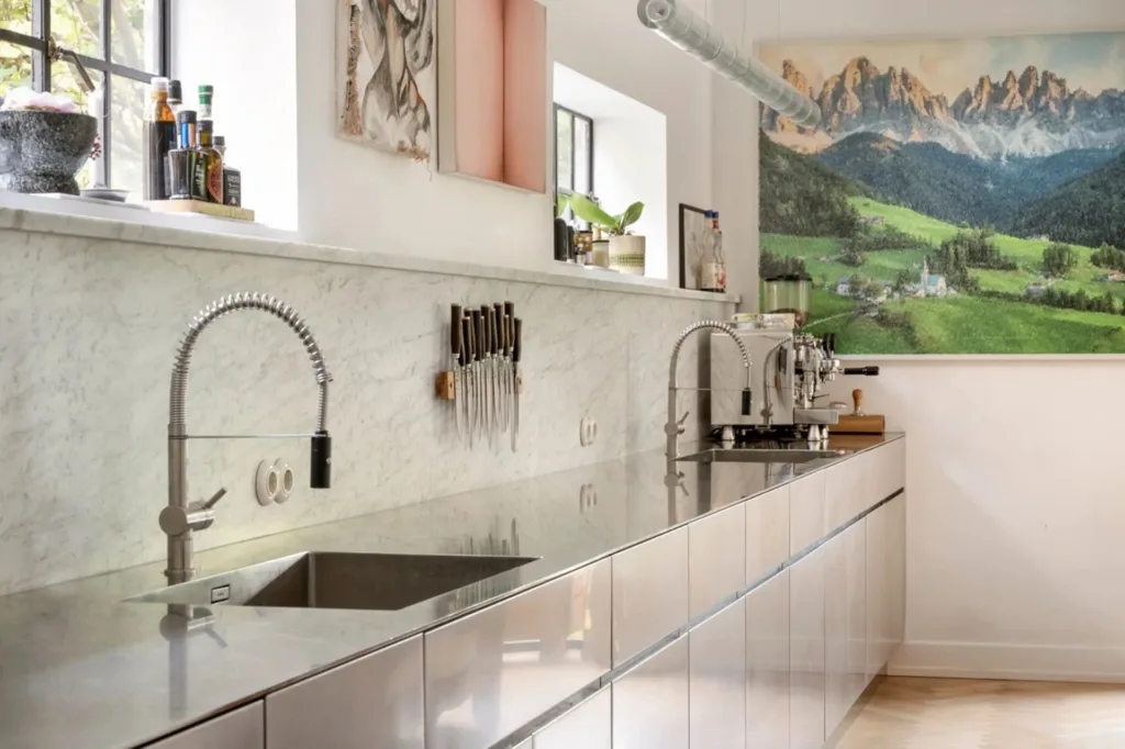 Cocina de Acero Inoxidable: Un Espacio Elegante en Copenhague