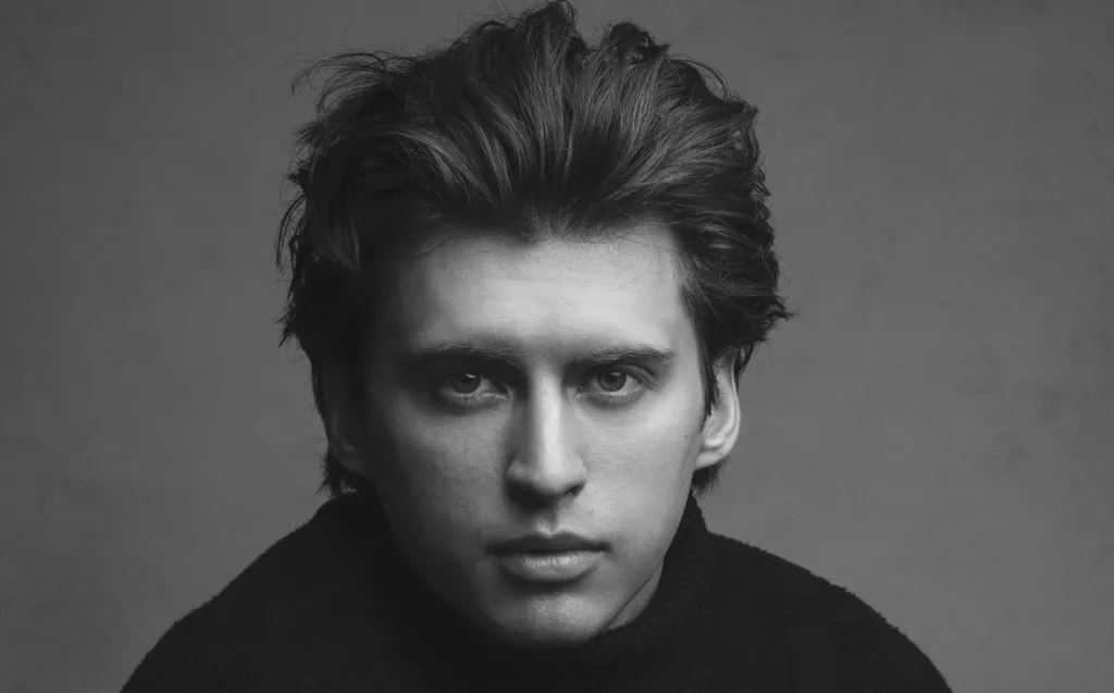 Dempsey Bryk: El Ascenso a Personaje Regular en We Were Liars