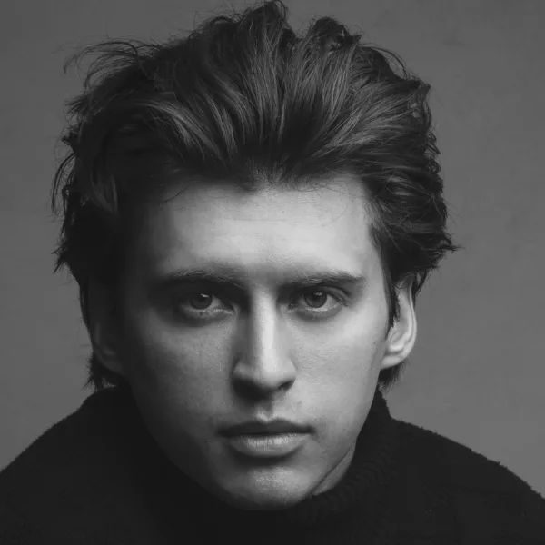 Dempsey Bryk: El Ascenso a Personaje Regular en We Were Liars