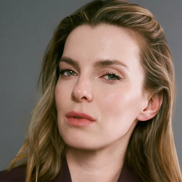 Temporada 2 de The Lowdown: ¿Qué nos traerá Betty Gilpin?