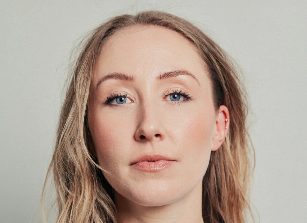 Erin Doherty: La nueva comedia de Warner Bros que todos esperan