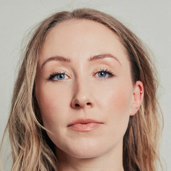 Erin Doherty: La nueva comedia de Warner Bros que todos esperan