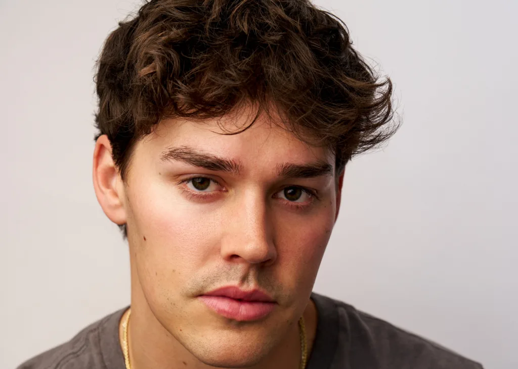 Noah Beck sorprende con su papel en Baywatch 2026