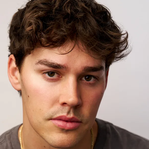 Noah Beck sorprende con su papel en Baywatch 2026