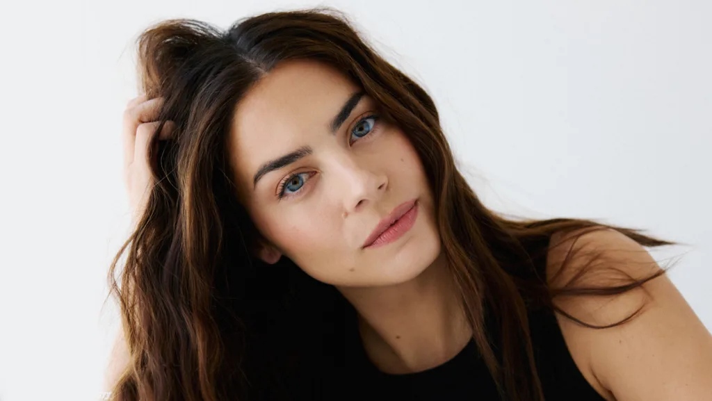 Lorenza Izzo en ‘What The Dead Know’: ¿Qué la espera en este nuevo drama?