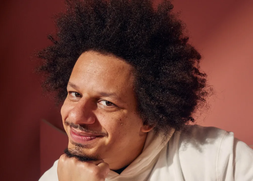 Eric André sorprende con su primer papel en la película Synergy Systems