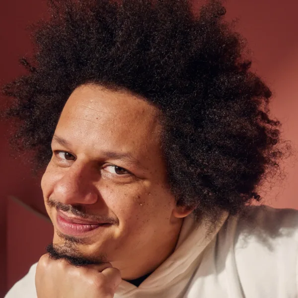 Eric André sorprende con su primer papel en la película Synergy Systems