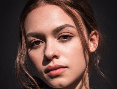 Sadie Soverall: La Actriz en la Mira para una Nueva Película de Brady Corbet