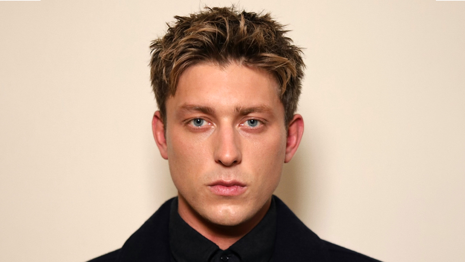 Tom Francis se une a Richard Gere en The Off Weeks: Detalles Exclusivos