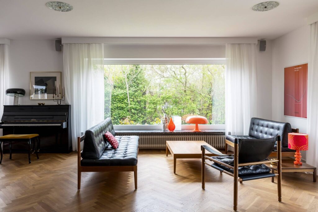 Villa Mid-Century Modern: Un Refugio Escandinavo con Carácter