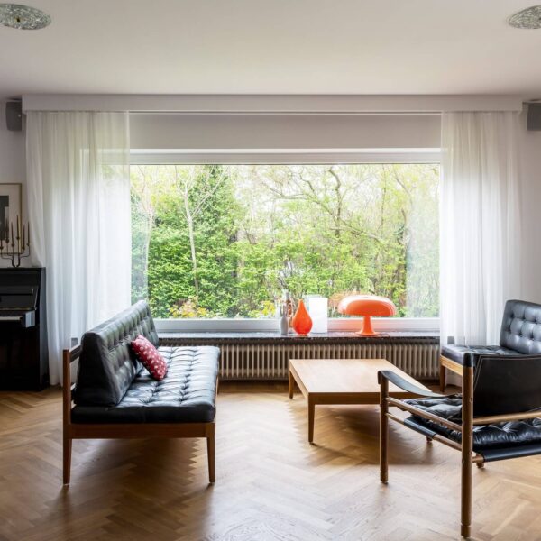 Villa Mid-Century Modern: Un Refugio Escandinavo con Carácter