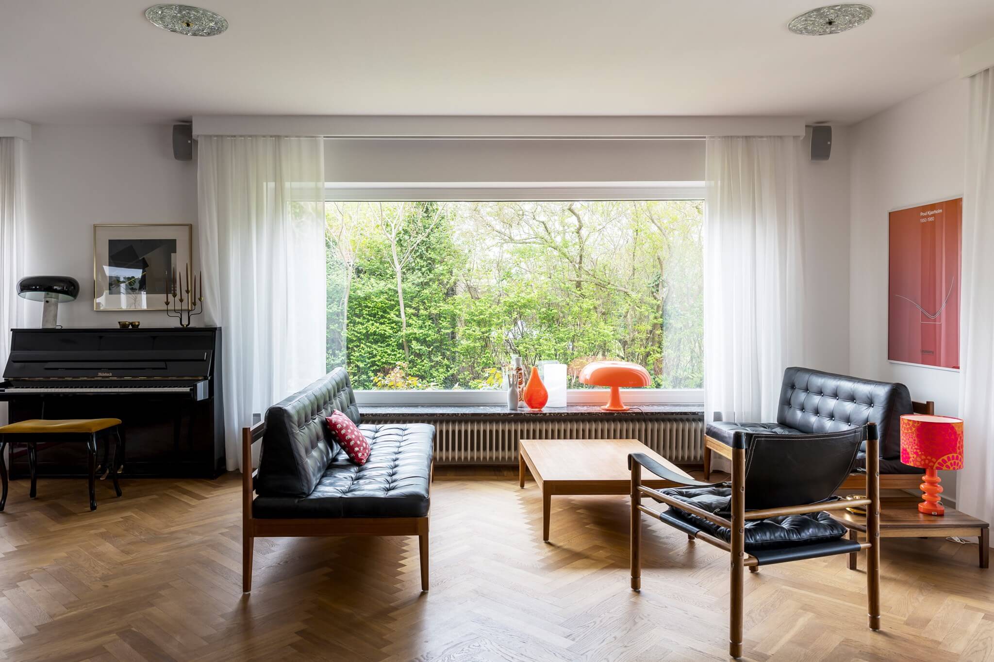 Villa Mid-Century Modern: Un Refugio Escandinavo con Carácter