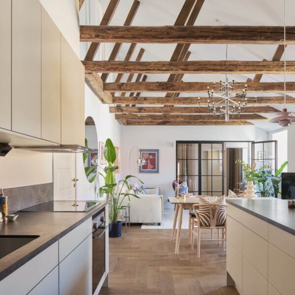 Vigas de Madera Vistas: El Estilo Perfecto para tu Ático Moderno