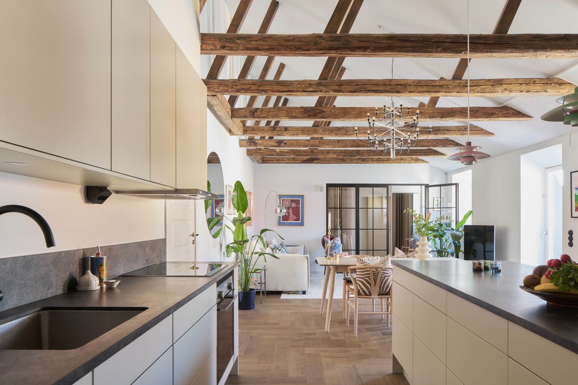 Vigas de Madera Vistas: El Estilo Perfecto para tu Ático Moderno