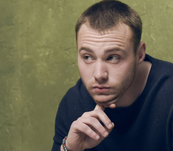 Emory Cohen se une al elenco de Thick: una comedia oscura intrigante