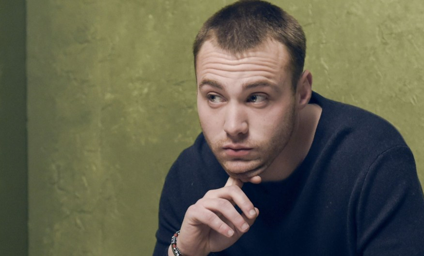 Emory Cohen se une al elenco de Thick: una comedia oscura intrigante