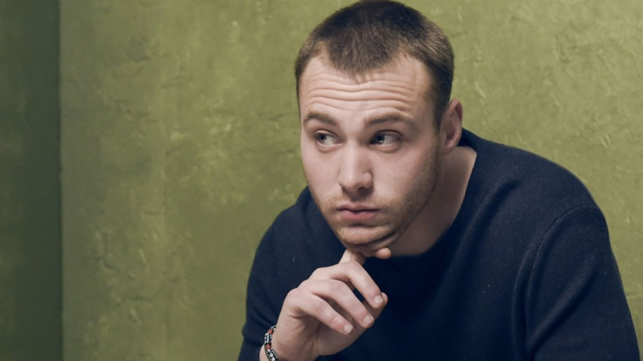 Emory Cohen se une al elenco de Thick: una comedia oscura intrigante