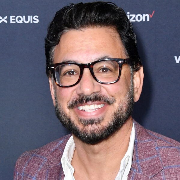 Al Madrigal en Newlyweds: ¿quién es su nuevo personaje inesperado?