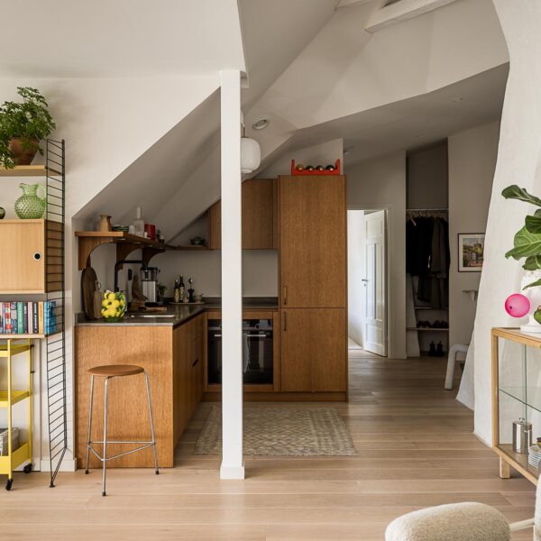 Ático nórdico estilo mid-century: Calidez y diseño en 53 m²