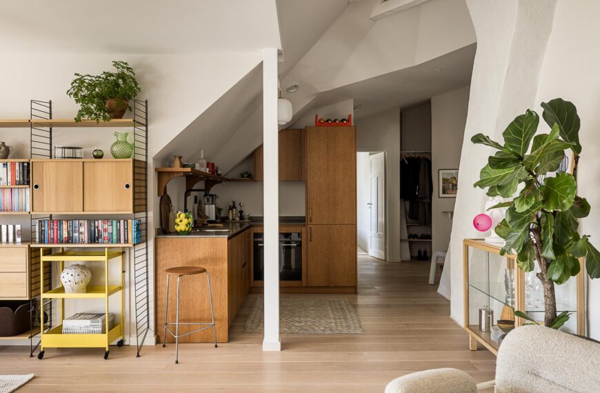 Ático nórdico estilo mid-century: Calidez y diseño en 53 m²