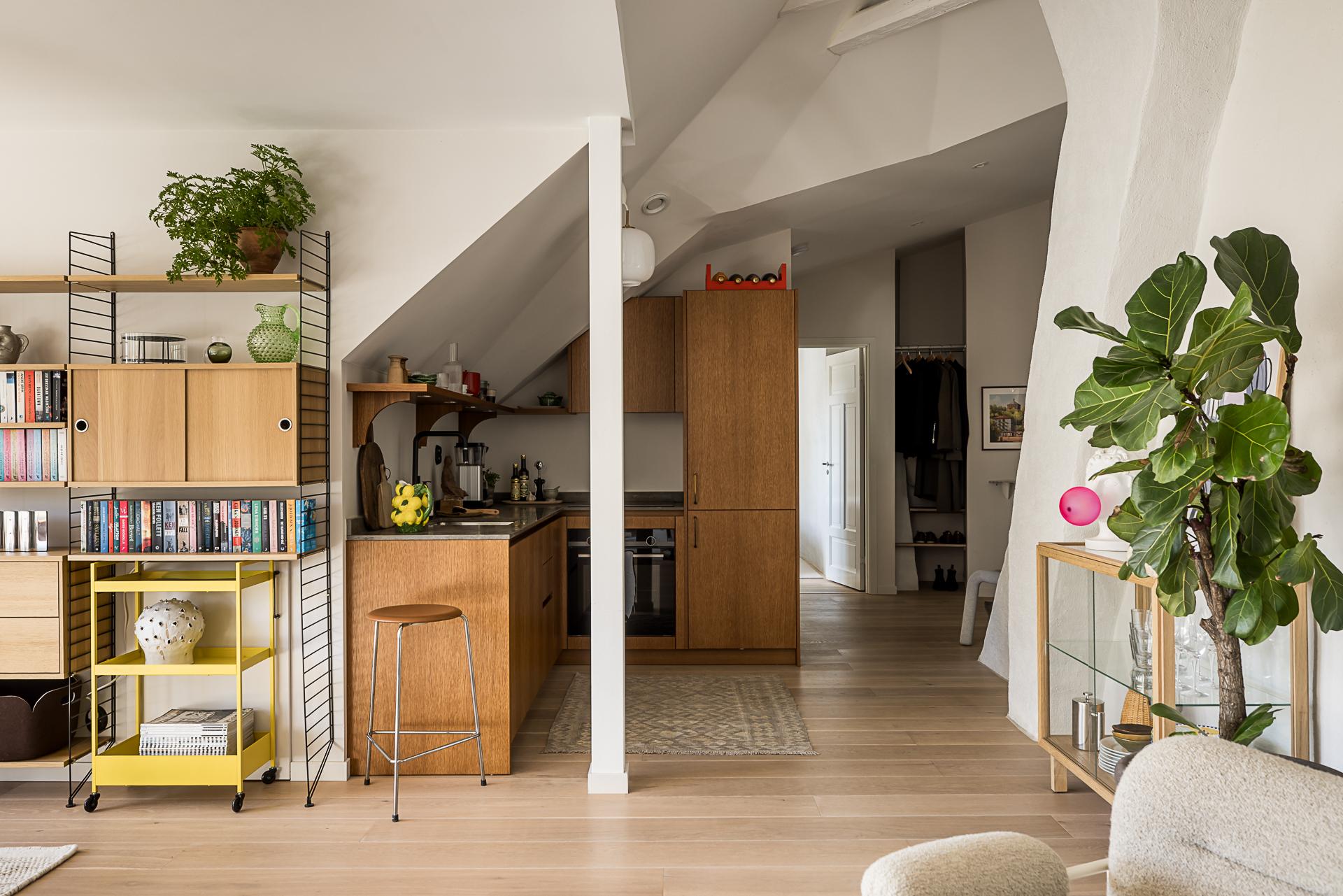 Ático nórdico estilo mid-century: Calidez y diseño en 53 m²