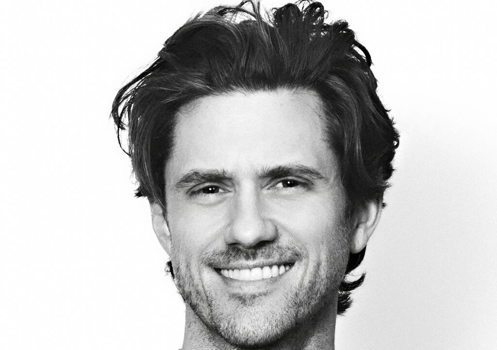 Aaron Tveit brilla en Nice Eggs: El drama que no te puedes perder