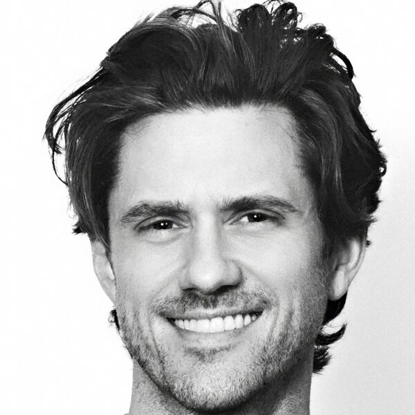 Aaron Tveit brilla en Nice Eggs: El drama que no te puedes perder