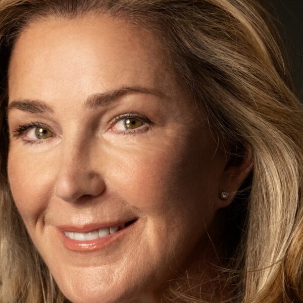 Peri Gilpin brilla como invitada en You’re Killing Me de Acorn TV